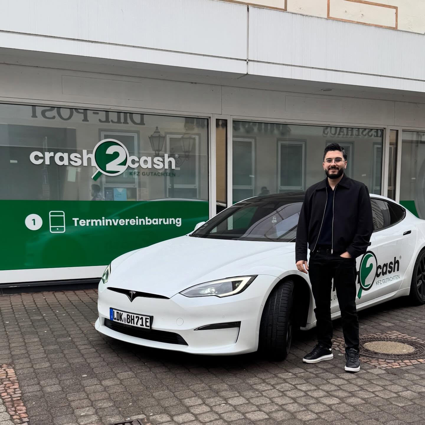 Kfz-Sachverständiger bei der Schadensaufnahme